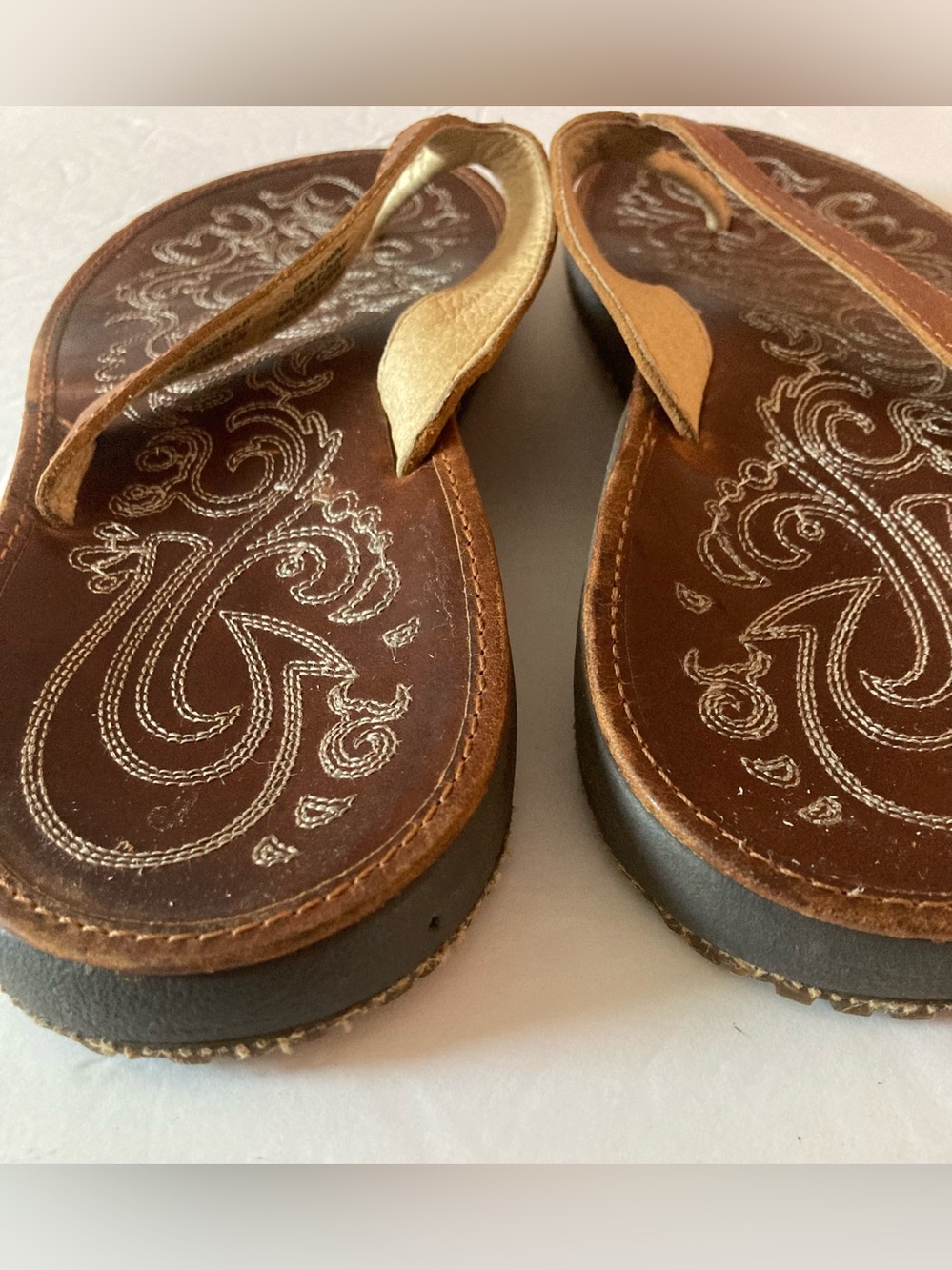 OluKai Womans SZ 8 Brown Leather Thong Sandals with Embroidered Footbed - Picture 6 of 11